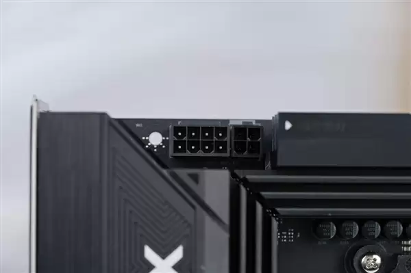 高性价比游戏利器！七彩虹战斧B850M超级黑刃主板图赏