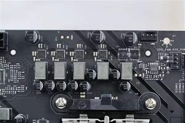 高性价比游戏利器！七彩虹战斧B850M超级黑刃主板图赏