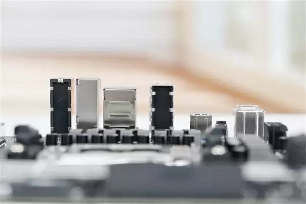 高性价比游戏利器！七彩虹战斧B850M超级黑刃主板图赏