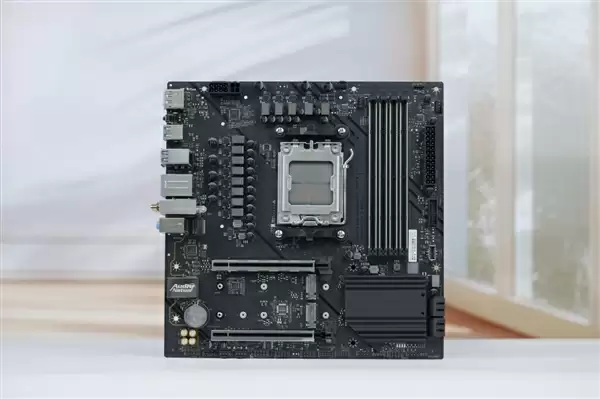 高性价比游戏利器！七彩虹战斧B850M超级黑刃主板图赏