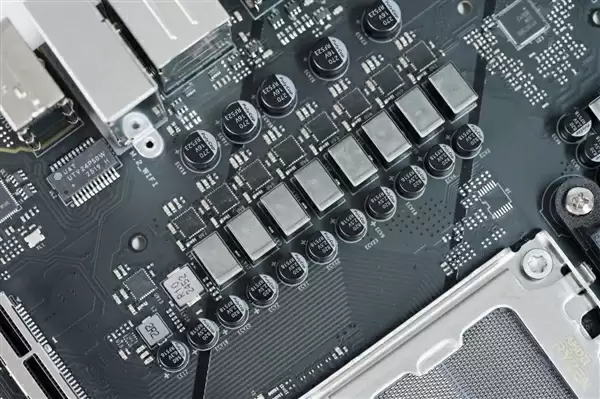 高性价比游戏利器！七彩虹战斧B850M超级黑刃主板图赏