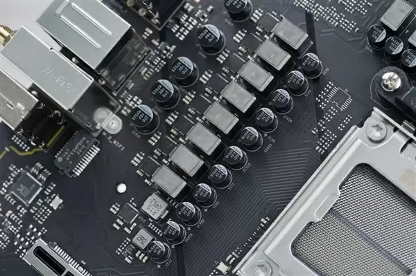 高性价比游戏利器！七彩虹战斧B850M超级黑刃主板图赏