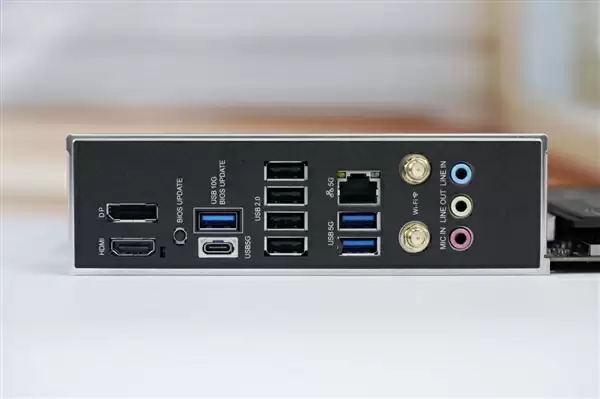 高性价比游戏利器！七彩虹战斧B850M超级黑刃主板图赏