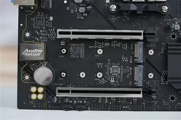 高性价比游戏利器！七彩虹战斧B850M超级黑刃主板图赏