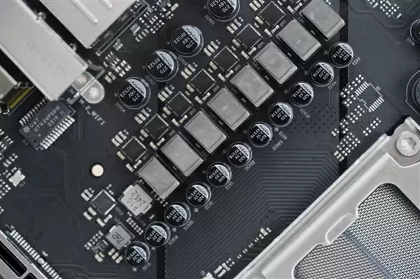 高性价比游戏利器！七彩虹战斧B850M超级黑刃主板图赏