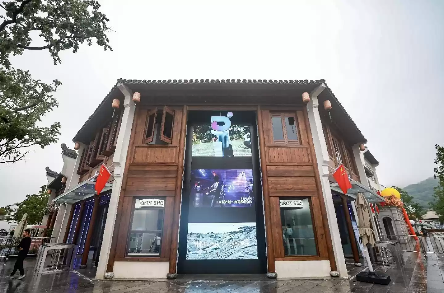 智元机器人全国首家开放式具身智能体验中心在江苏无锡开业，号称首个面向