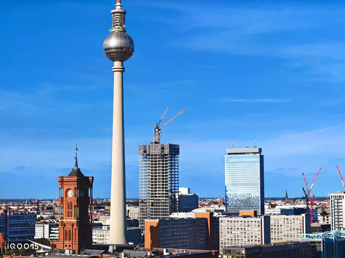 iQOO 15 手机搭载行业 Pro Max 同规格的 1/2 大底潜望长焦,支持 vivo NICE 算法