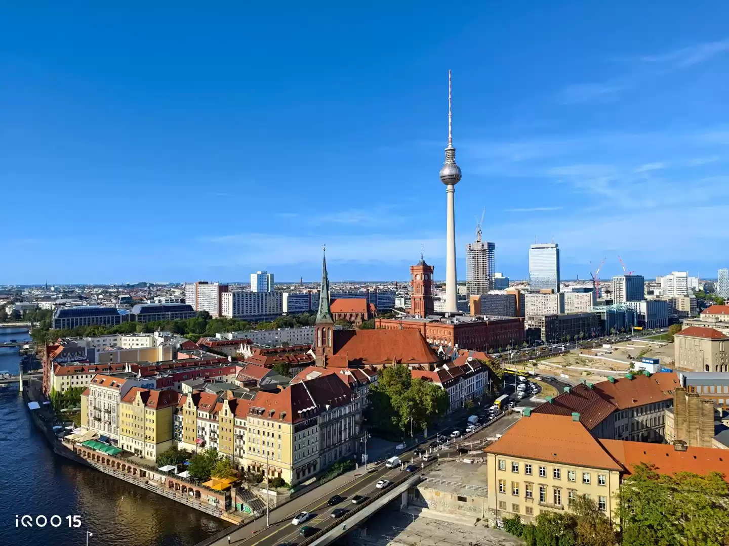 iQOO 15 手机搭载行业 Pro Max 同规格的 1/2 大底潜望长焦,支持 vivo NICE 算法