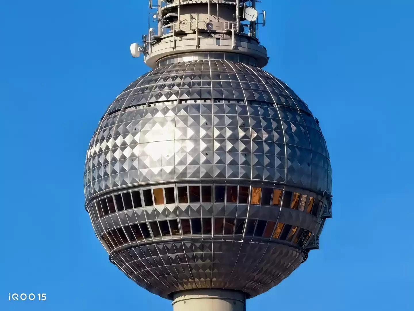 iQOO 15 手机搭载行业 Pro Max 同规格的 1/2 大底潜望长焦,支持 vivo NICE 算法