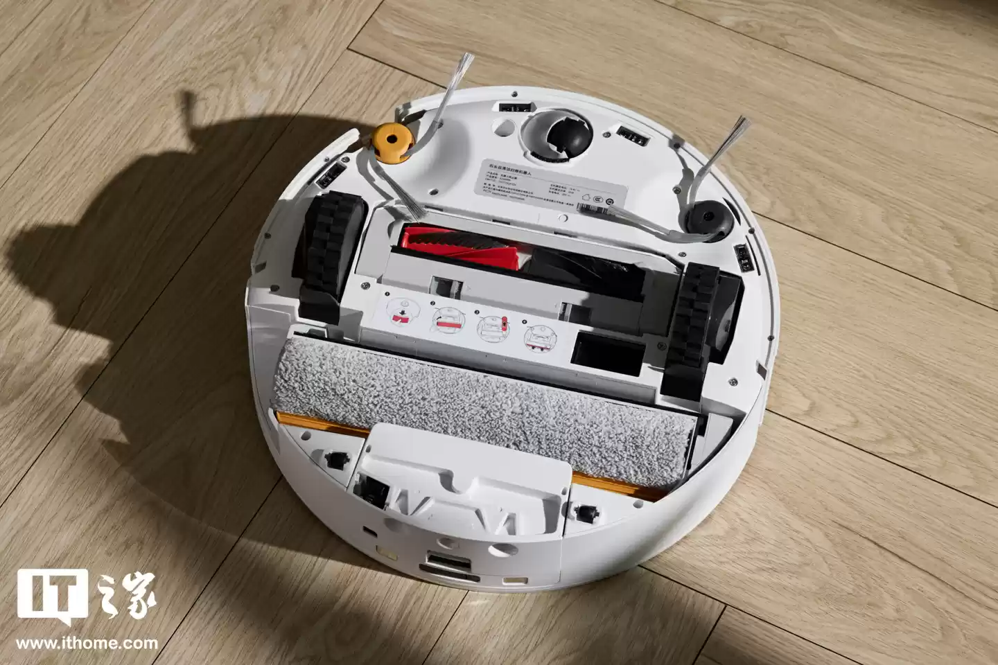 【IT之家实拍】石头首款滚筒活水扫拖机器人:石头 P20 活水版图赏