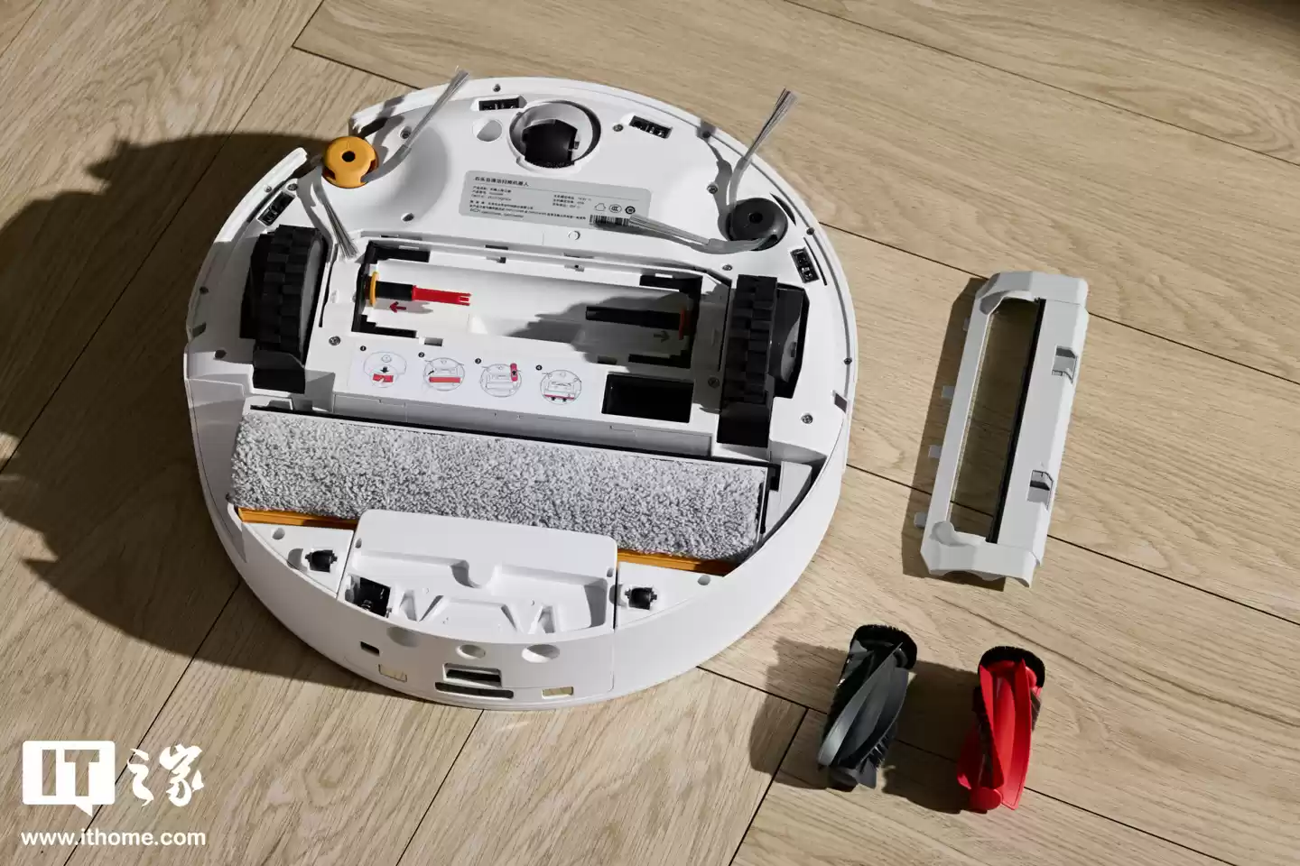 【IT之家实拍】石头首款滚筒活水扫拖机器人:石头 P20 活水版图赏