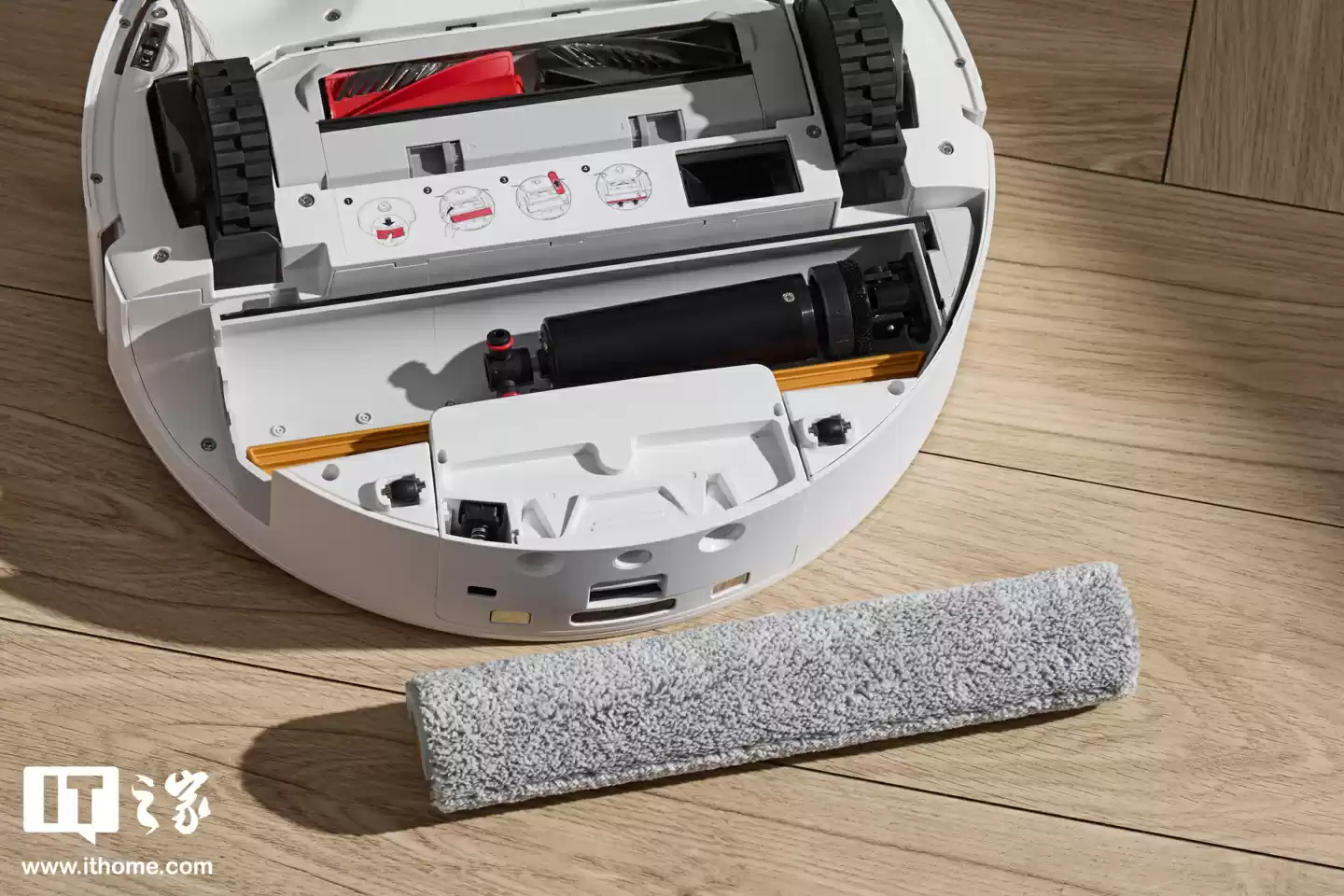 【IT之家实拍】石头首款滚筒活水扫拖机器人:石头 P20 活水版图赏