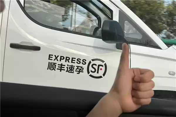 网友吐槽顺丰速孕恶搞车贴让人不适 顺丰相关人士回应:会对侵权商家维权