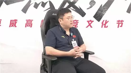 图注：王哲老师接受采访