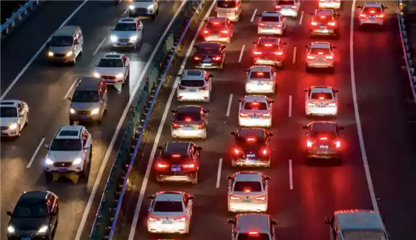 国庆出行高峰现鸳鸯锅拥堵 自驾超18亿人次安全需警惕