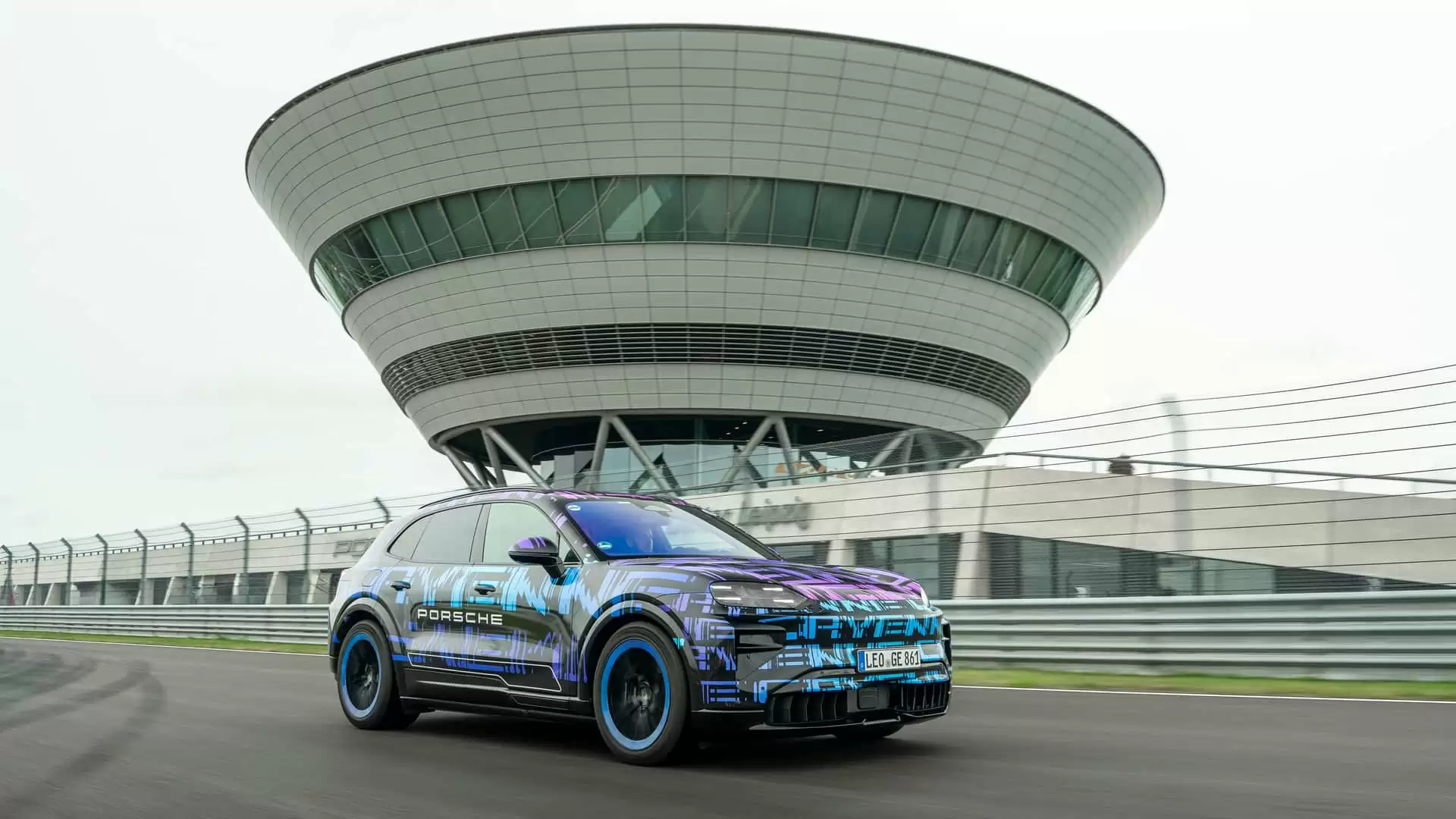 保时捷纯电卡宴内饰细节公布：座舱内全是屏，中控屏用上曲面设计