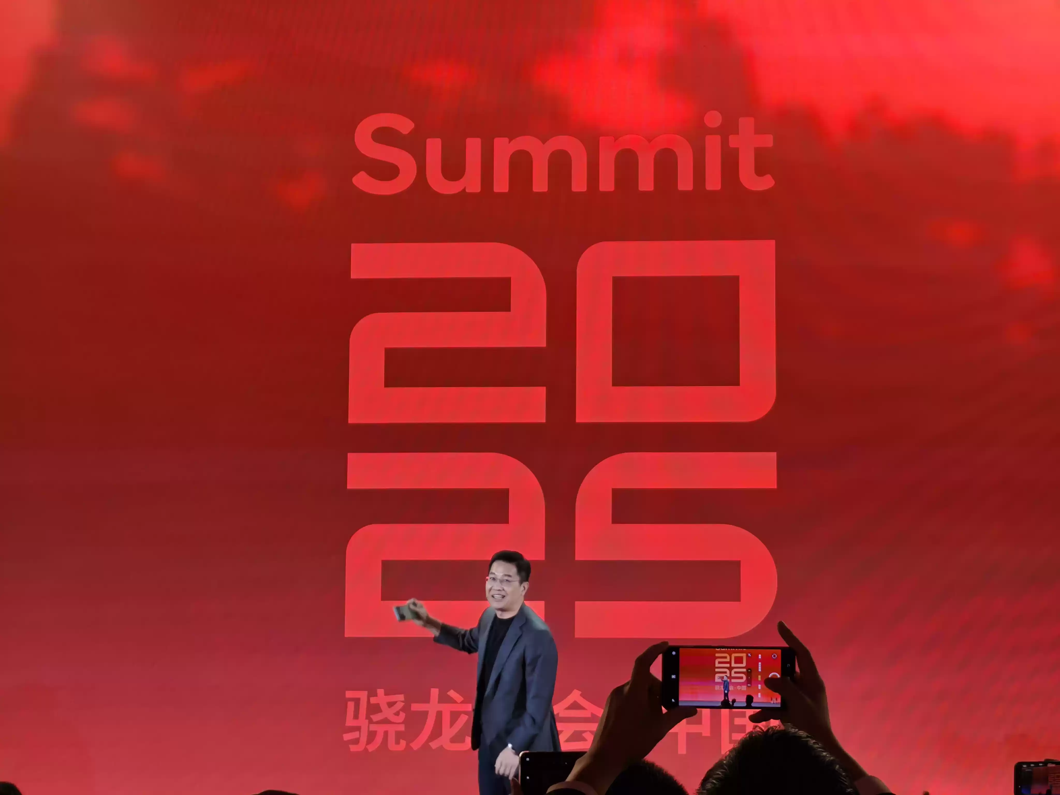 卢伟冰展示小米17