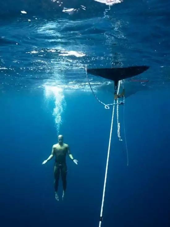 水下126米!俄罗斯自由潜水员打破世界纪录