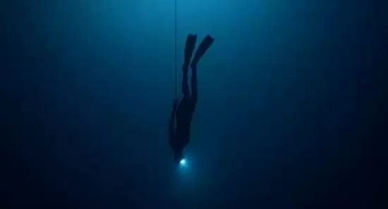 水下126米!俄罗斯自由潜水员打破世界纪录