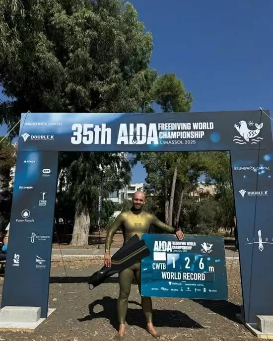 水下126米!俄罗斯自由潜水员打破世界纪录