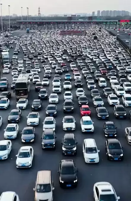 错峰出行神话破灭：低频驾驶者加剧高速拥堵困局