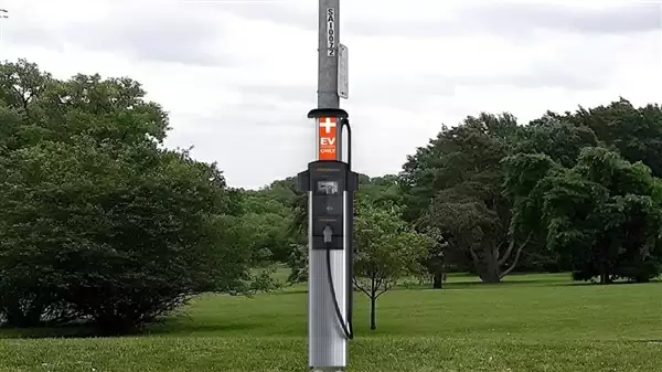 美团队将路灯改造成电车充电桩：成本更低更环保