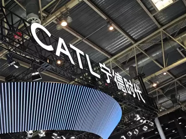 宁德时代股价冲至600港元大关