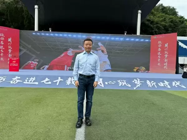 何小鹏回黄石二中参加校庆