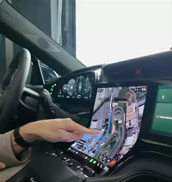 保时捷纯电卡宴官图发布:首次用上12.25英寸弧形曲面中控屏