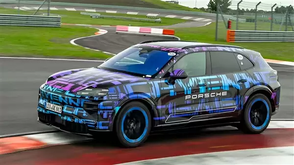 保时捷纯电卡宴官图发布:首次用上12.25英寸弧形曲面中控屏