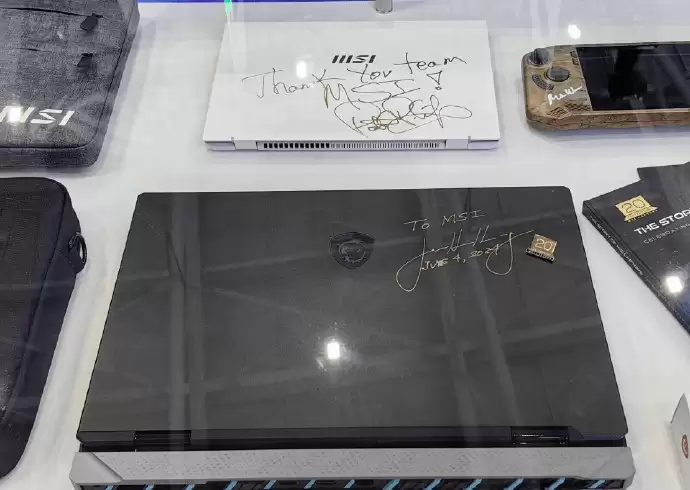 微星新品亮相:英伟达与英特尔CEO亲签