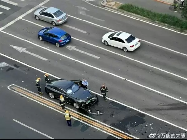 知名车评人陈震发生交通事故