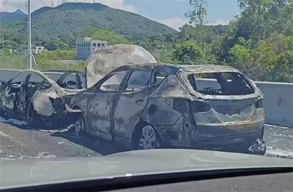 特斯拉被油车追尾引燃烧报废