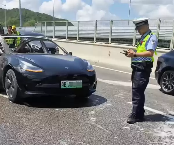 特斯拉被油车追尾引燃烧报废