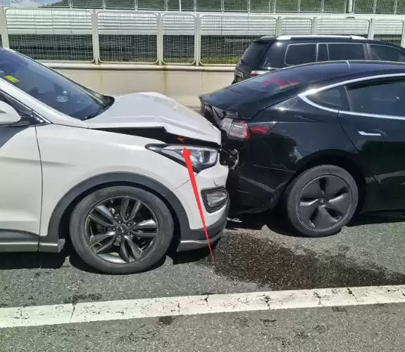 特斯拉被油车追尾引燃烧报废