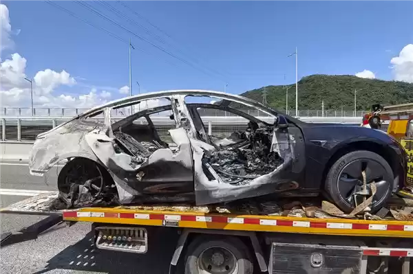 特斯拉被油车追尾引燃烧报废