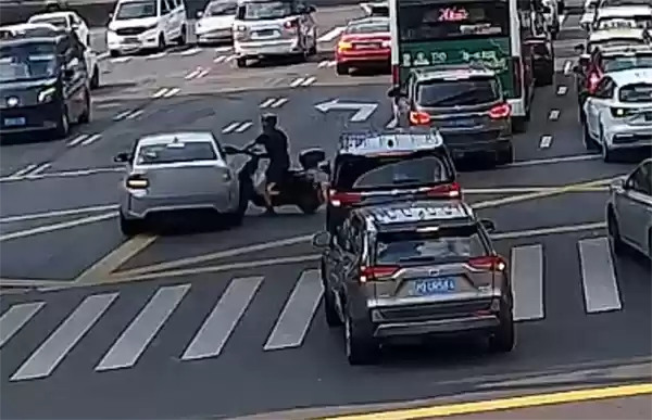 骑电车鬼探头致事故被判全责 男子不满：看不到我他开什么车！