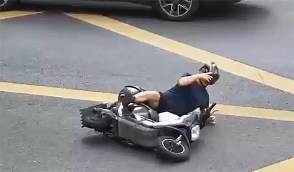 骑电车鬼探头致事故被判全责 男子不满：看不到我他开什么车！