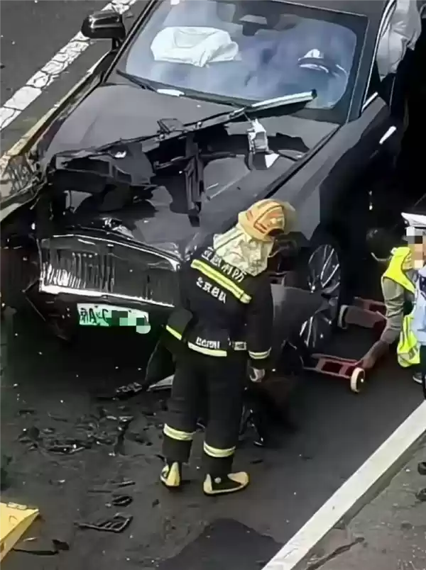 知名车评人陈震发生交通事故