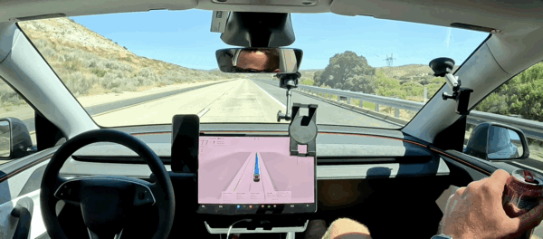 俩特斯拉股东使用FSD欲实现马斯克吹的牛：出发不到60英里就撞了