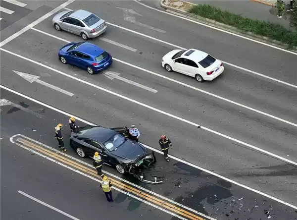 北京交警通报劳斯莱斯闪灵撞车事件：驾驶员陈某负全责