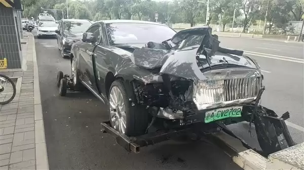 北京交警通报劳斯莱斯闪灵撞车事件：驾驶员陈某负全责