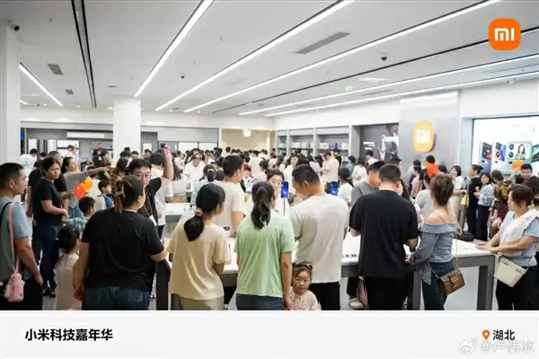 小米门店人山人海 卢伟冰：供应链团队驻厂 尽快供应小米17 Pro Max