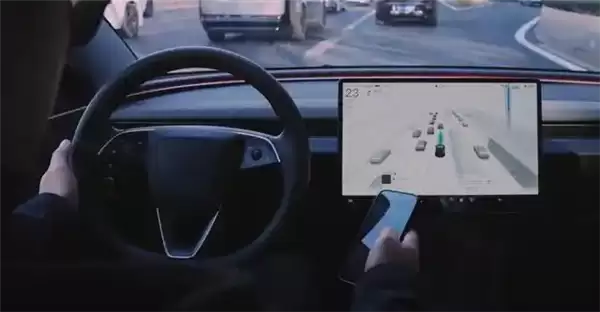 特斯拉推疲劳监测联动FSD引争议