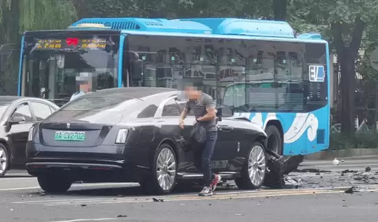 劳斯莱斯闪灵碰撞事故致百万损失引热议