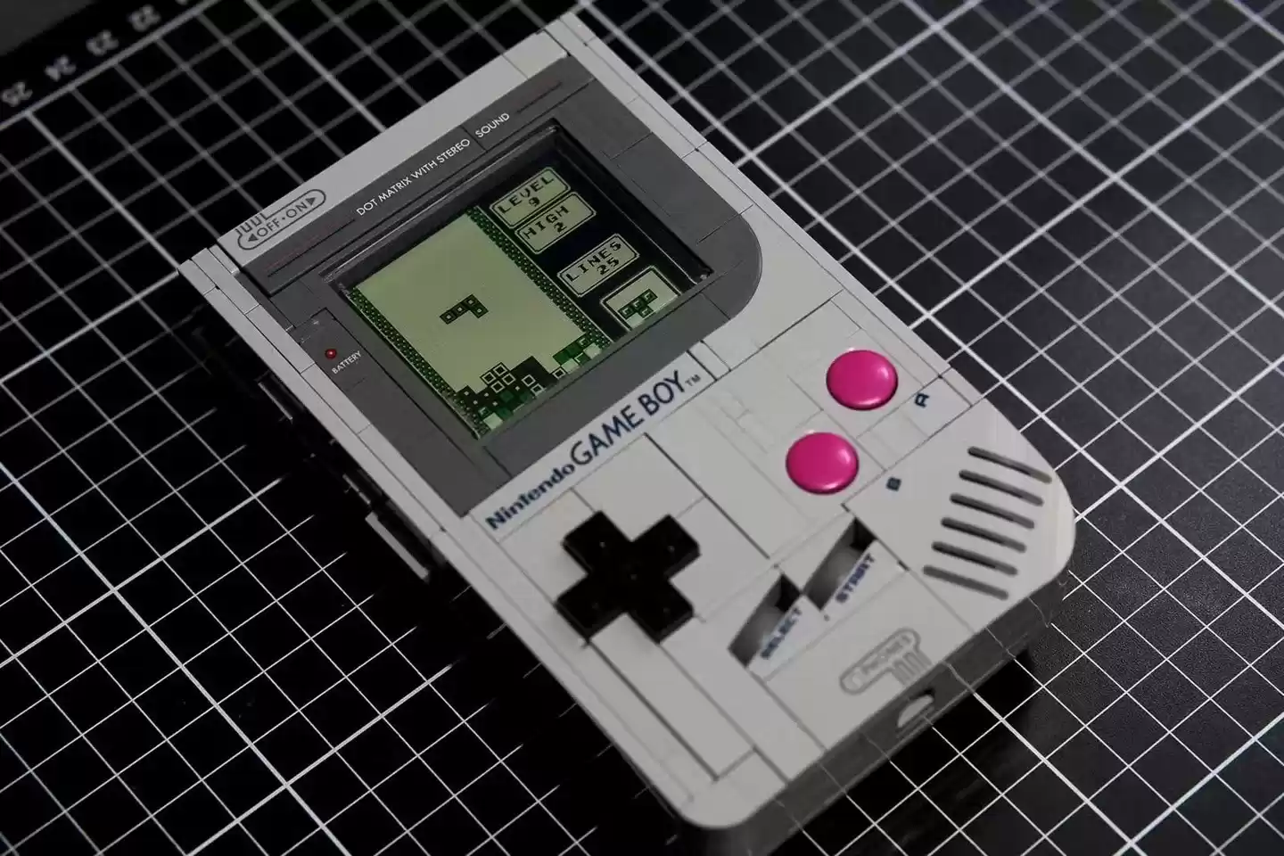 乐高积木变掌机！玩家自制可玩俄罗斯方块的GameBoy