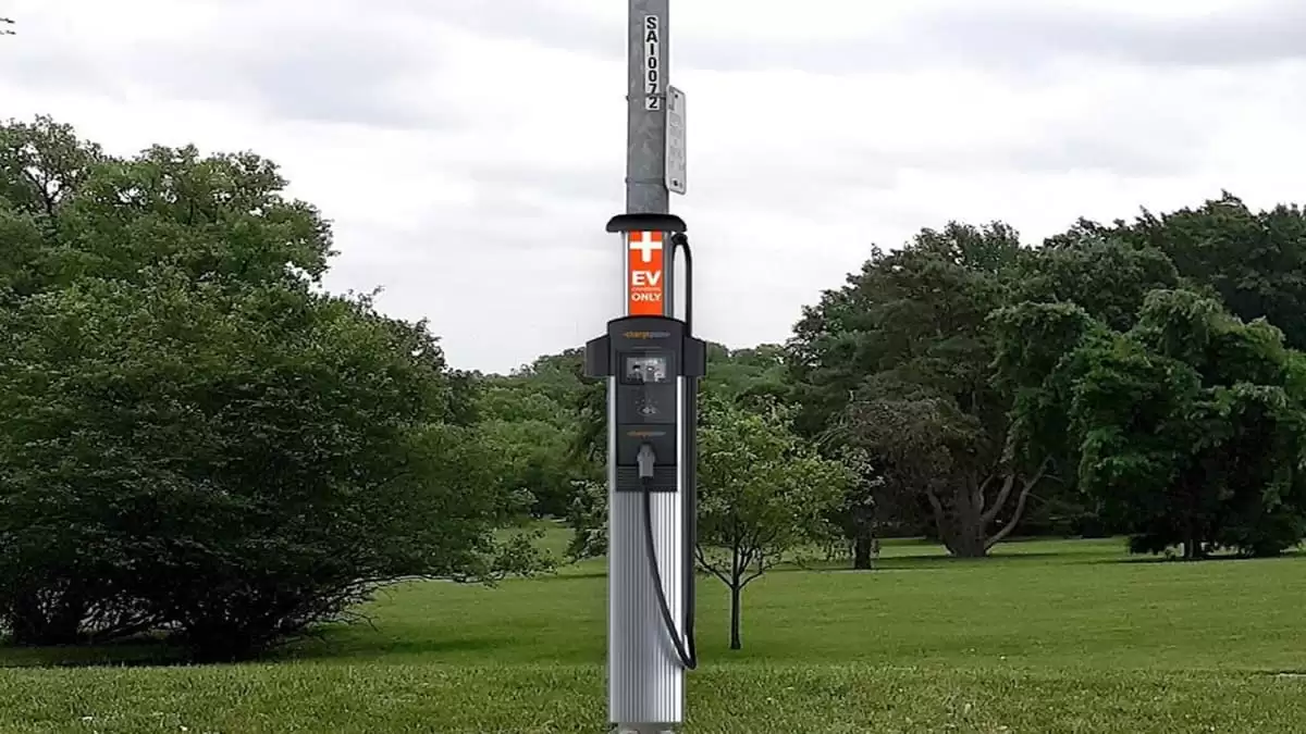 美国研究团队将路灯改造成电动汽车充电桩，成本远低于商业用桩且更环保