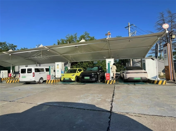 “限充80%、排队叫号、掉头充电！高速服务区为防充电拥堵各显手段”