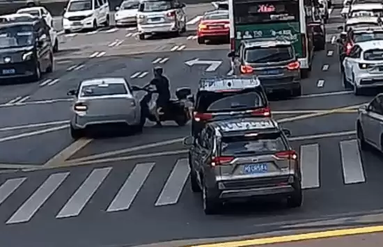 电动自行车横穿被撞
