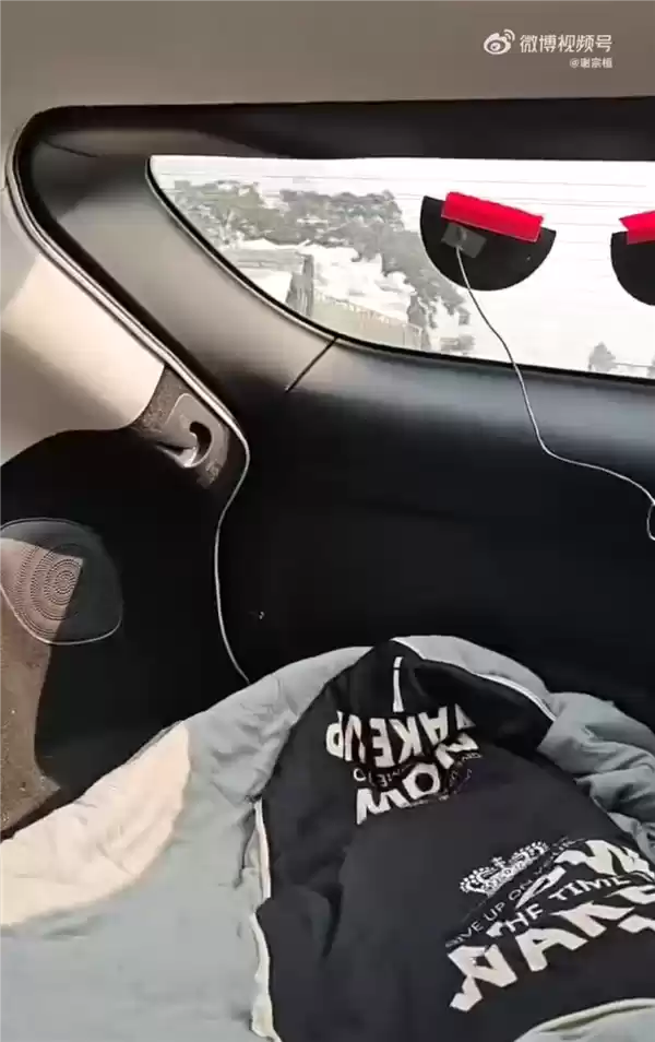 智己汽车高速上自动驾驶 司机放倒后排座椅盖被子睡觉